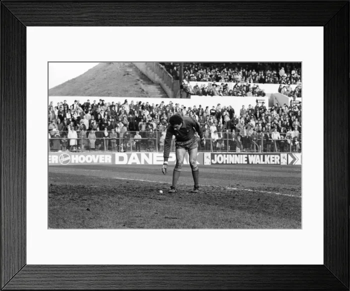 Framed Print : English League Division One match at Elland Road. Leeds United 1 v Nottingham Forest 1 Framed Print : English League Division One match at Elland Road. Leeds United 1 v Nottingham Forest 1