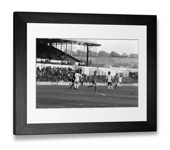 Framed Print : English League Division One match at Elland Road. Leeds United 1 v Nottingham Forest 1 Framed Print : English League Division One match at Elland Road. Leeds United 1 v Nottingham Forest 1
