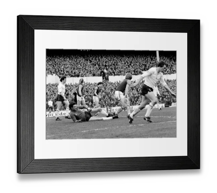 Framed Print : Division One Football 1980 / 81 Season. Tottenham Hotspur v Aston Villa, White Hart Lane Framed Print : Division One Football 1980 / 81 Season. Tottenham Hotspur v Aston Villa, White Hart Lane
