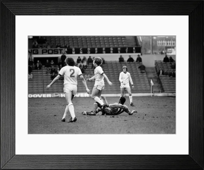 Framed Print : English League Division One match at Elland Road. Leeds United 1 v Nottingham Forest 1 Framed Print : English League Division One match at Elland Road. Leeds United 1 v Nottingham Forest 1