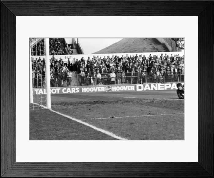 Framed Print : English League Division One match at Elland Road. Leeds United 1 v Nottingham Forest 1 Framed Print : English League Division One match at Elland Road. Leeds United 1 v Nottingham Forest 1