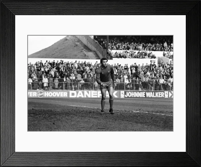 Framed Print : English League Division One match at Elland Road. Leeds United 1 v Nottingham Forest 1 Framed Print : English League Division One match at Elland Road. Leeds United 1 v Nottingham Forest 1