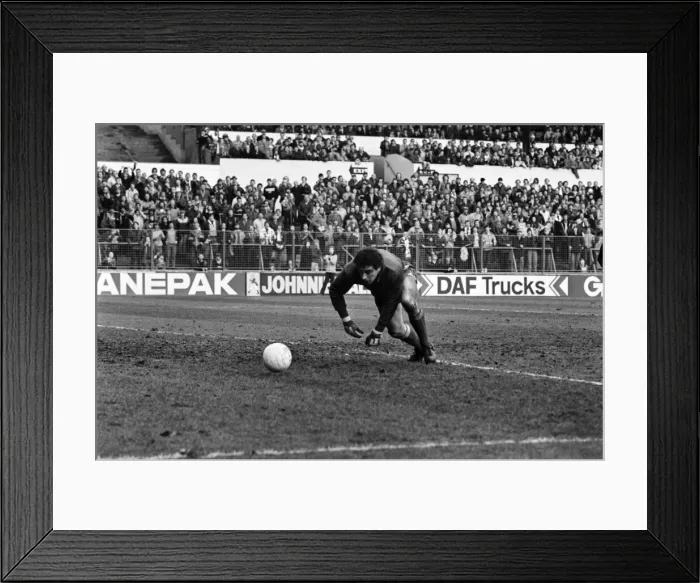 Framed Print : English League Division One match at Elland Road. Leeds United 1 v Nottingham Forest 1 Framed Print : English League Division One match at Elland Road. Leeds United 1 v Nottingham Forest 1
