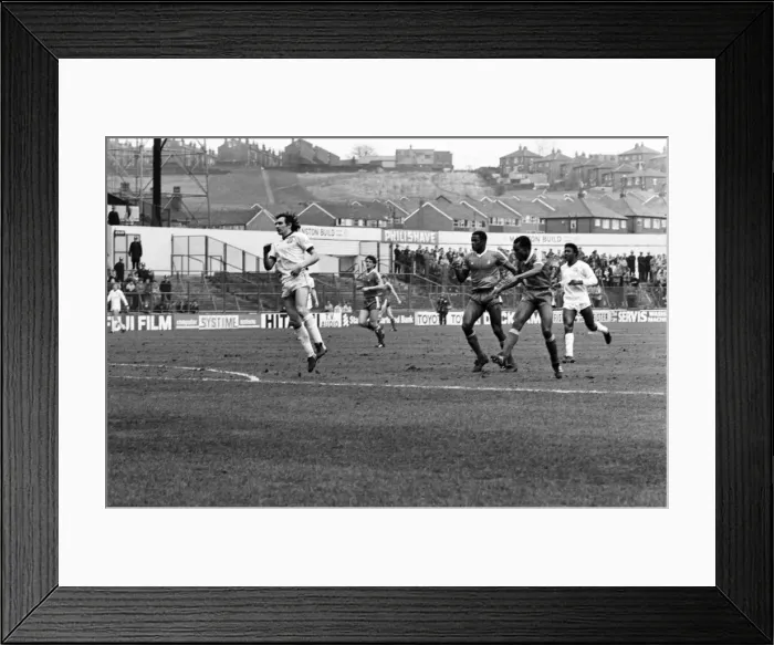 Framed Print : English League Division One match at Elland Road. Leeds United 1 v Nottingham Forest 1 Framed Print : English League Division One match at Elland Road. Leeds United 1 v Nottingham Forest 1
