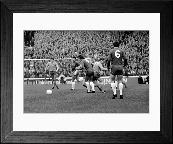Framed Print : English League Division One match at Stamford Bridge Chelsea 1 v Everton 1 Framed Print : English League Division One match at Stamford Bridge Chelsea 1 v Everton 1