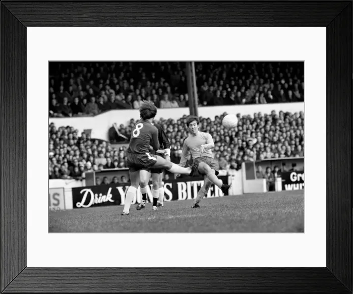 Framed Print : English League Division One match at Stamford Bridge Chelsea 1 v Everton 1 Framed Print : English League Division One match at Stamford Bridge Chelsea 1 v Everton 1
