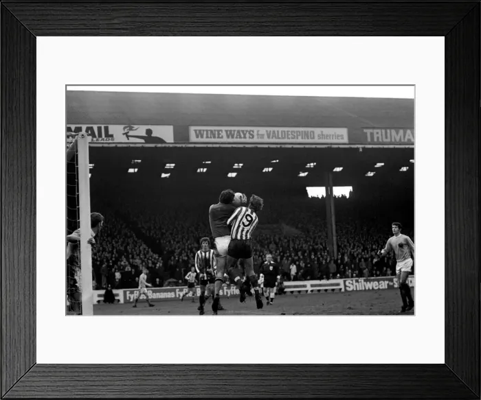 Framed Print : English League Division One match at Maine Road Manchester City 1 v Southampton 0 Framed Print : English League Division One match at Maine Road Manchester City 1 v Southampton 0