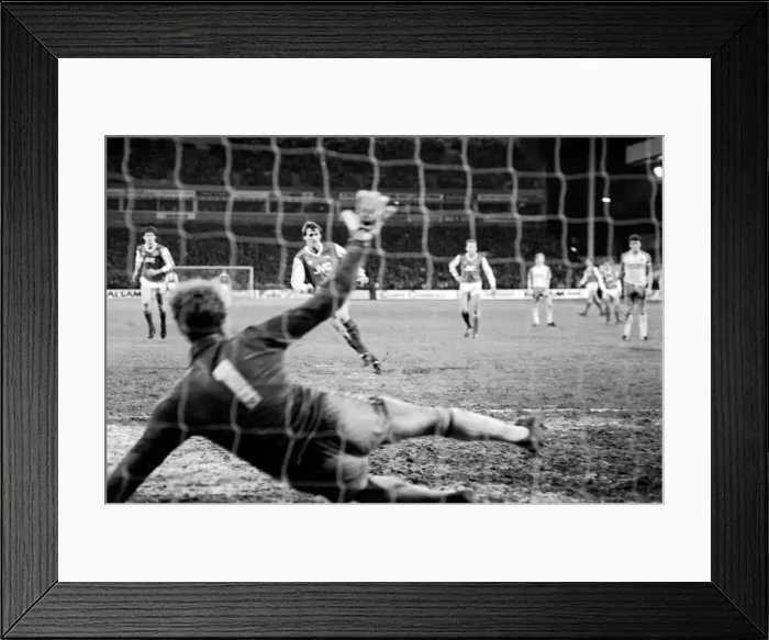 Framed Print : Norwich City 1 v. Arsenal 1. Division One Football. December 1986 LF21-17-061