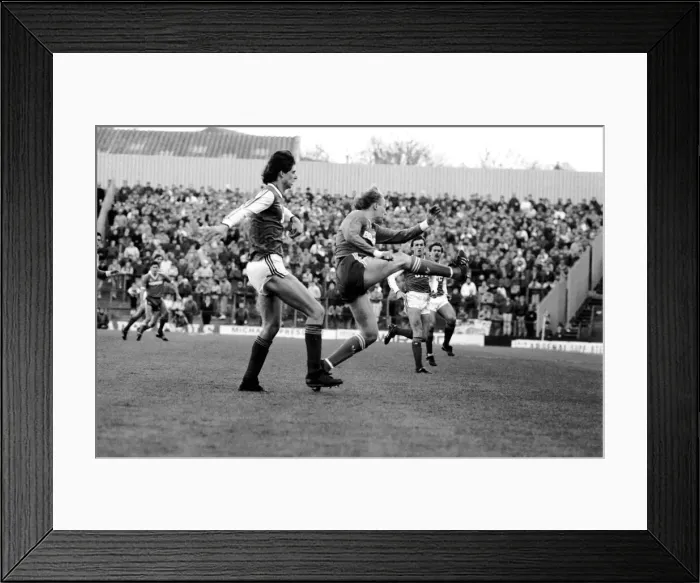 Framed Print : Arsenal 3 v. Luton 0. Division One Football. December 1986 LF21-22-007 Framed Print : Arsenal 3 v. Luton 0. Division One Football. December 1986 LF21-22-007