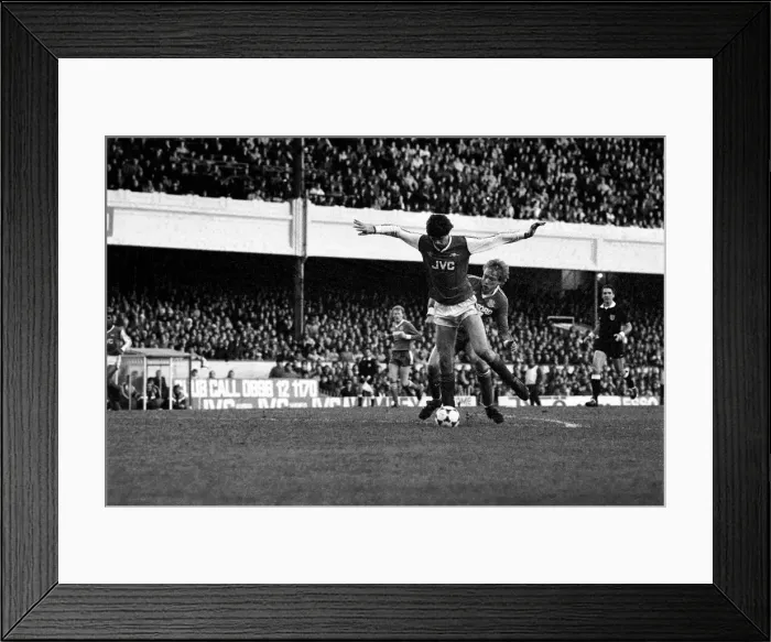 Framed Print : Arsenal 3 v. Luton 0. Division One Football. December 1986 LF21-22-043 Framed Print : Arsenal 3 v. Luton 0. Division One Football. December 1986 LF21-22-043