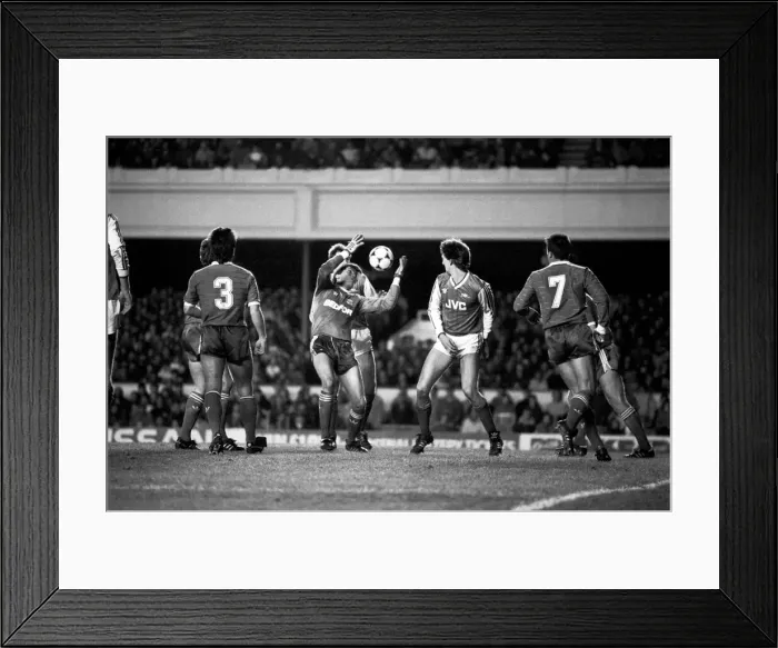 Framed Print : Arsenal 3 v. Luton 0. Division One Football. December 1986 LF21-22-024 Framed Print : Arsenal 3 v. Luton 0. Division One Football. December 1986 LF21-22-024