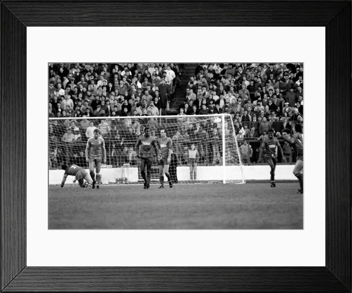 Framed Print : Chelsea 0 v. Wimbledon 4. Division One Football. December 1986 LF21-12-104 Framed Print : Chelsea 0 v. Wimbledon 4. Division One Football. December 1986 LF21-12-104