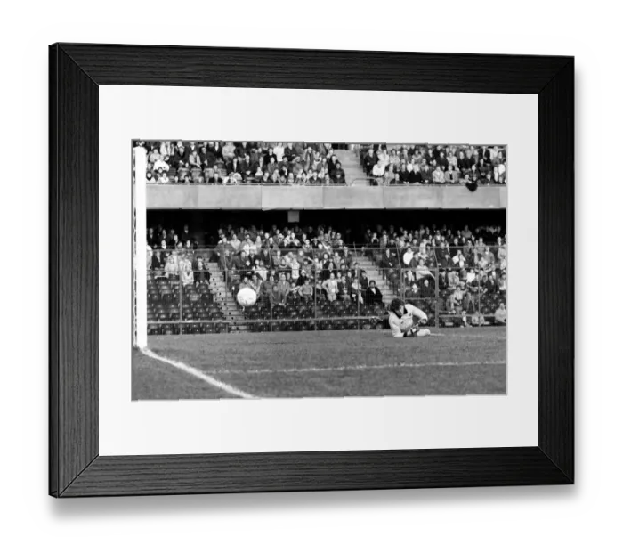 Framed Print : Chelsea 0 v. Wimbledon 4. Division One Football. December 1986 LF21-12-089