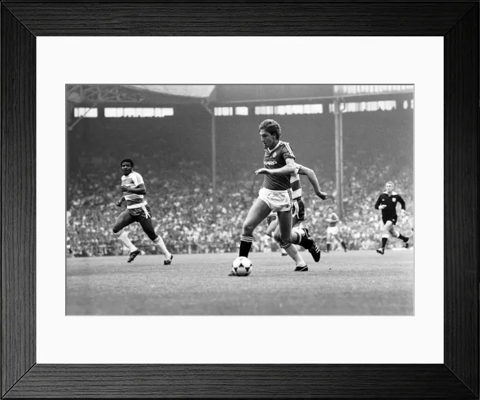 Framed Print : English League Division One match at Old Trafford Manchester United 3 v Queens Park Framed Print : English League Division One match at Old Trafford Manchester United 3 v Queens Park