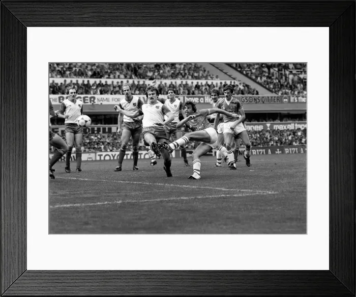 Framed Print : English League Division One match Everton 1 v Stoke City 0 August 1983 Framed Print : English League Division One match Everton 1 v Stoke City 0 August 1983