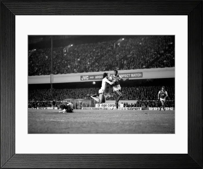 Framed Print : Division One Football 1985 / 86 Season. Arsenal v Liverpool, Highbury Framed Print : Division One Football 1985 / 86 Season. Arsenal v Liverpool, Highbury
