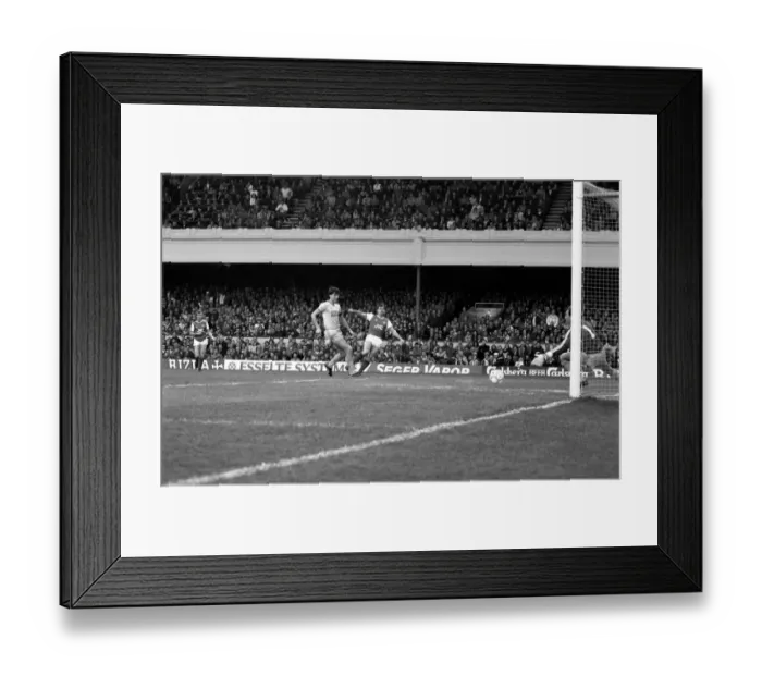 Framed Print : Division One Football 1985  /  86 Season. Arsenal v Liverpool, Highbury