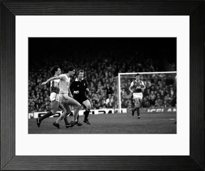 Framed Print : Division One Football 1985 / 86 Season. Arsenal v Liverpool, Highbury Framed Print : Division One Football 1985 / 86 Season. Arsenal v Liverpool, Highbury