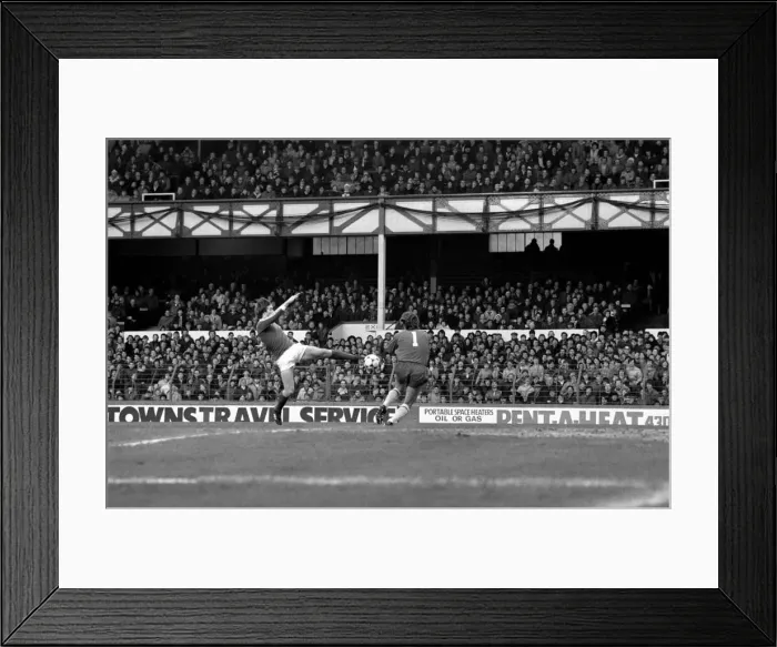 Framed Print : Everton 2 v. Arsenal 0. F. A Cup. January 1981 MF01-01-015 Framed Print : Everton 2 v. Arsenal 0. F. A Cup. January 1981 MF01-01-015