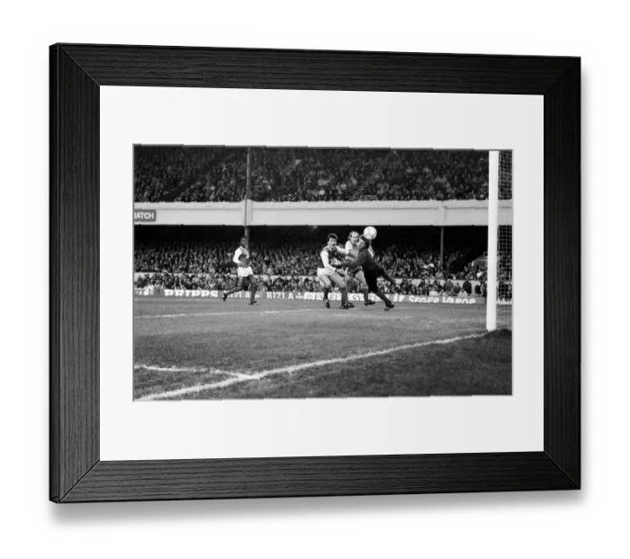 Framed Print : Division One Football 1985 / 86 Season. Arsenal v. Queens Park Rangers, Highbury Framed Print : Division One Football 1985 / 86 Season. Arsenal v. Queens Park Rangers, Highbury