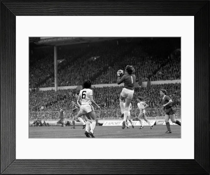 Framed Print : English League Cup Final 1980 / 81 Season. West Ham United v Liverpool, Wembley Framed Print : English League Cup Final 1980 / 81 Season. West Ham United v Liverpool, Wembley