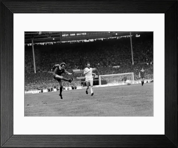 Framed Print : English League Cup Final 1980 / 81 Season. West Ham United v Liverpool, Wembley Framed Print : English League Cup Final 1980 / 81 Season. West Ham United v Liverpool, Wembley