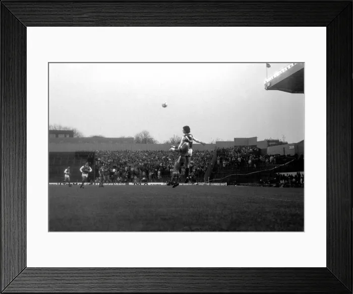 Framed Print : Arsenal 2 v. Luton 1. Division One Football. February 1986 LF18-03-030 Framed Print : Arsenal 2 v. Luton 1. Division One Football. February 1986 LF18-03-030