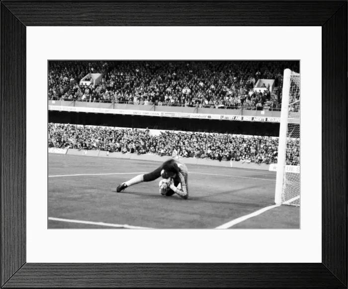 Framed Print : Queens Park Rangers 1 v. Liverpool 3. Division One Football. November 1986 LF20-27-018 Framed Print : Queens Park Rangers 1 v. Liverpool 3. Division One Football. November 1986 LF20-27-018