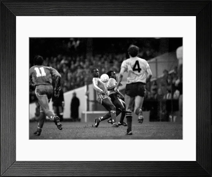 Framed Print : Chelsea 0 v. Watford 0. Division One Football. November 1986 LF20-21-054