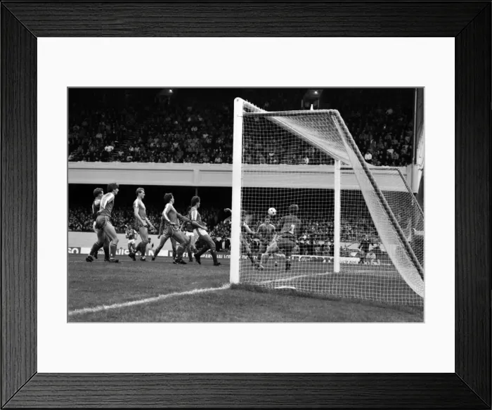 Framed Print : Arsenal 3 v. Chelsea 1. Division One Football. October 1986 LF20-14-094