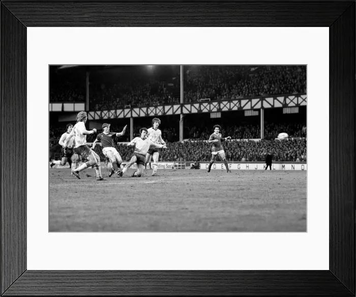 Framed Print : Everton 2 v. Arsenal 0. F. A Cup. January 1981 MF01-01-033 Framed Print : Everton 2 v. Arsenal 0. F. A Cup. January 1981 MF01-01-033