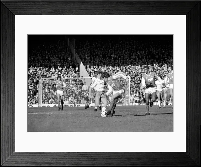 Framed Print : Arsenal 0 v. West Ham United 0. Division One Football. November 1986 LF20-25-096