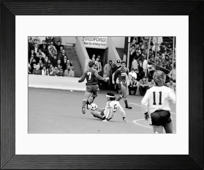 Framed Print : Luton 4 v. Liverpool 1. Division One Football. October 1986 LF20-16-010 Framed Print : Luton 4 v. Liverpool 1. Division One Football. October 1986 LF20-16-010