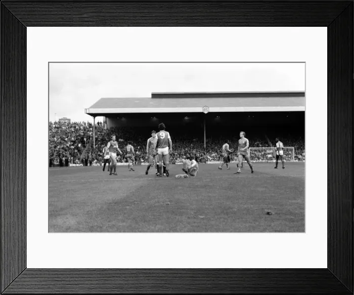 Framed Print : Arsenal 3 v. Chelsea 1. Division One Football. October 1986 LF20-14-093