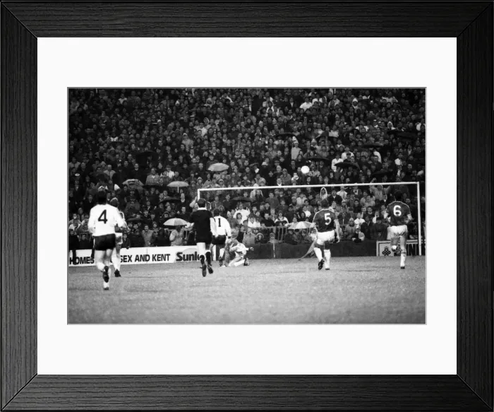 Framed Print : Charlton 0 v. Arsenal 2. Division One Football. November 1986 LF20-20-082 Framed Print : Charlton 0 v. Arsenal 2. Division One Football. November 1986 LF20-20-082