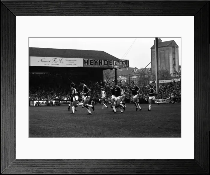 Framed Print : Arsenal 3 v. Chelsea 1. Division One Football. October 1986 LF20-14-095 Framed Print : Arsenal 3 v. Chelsea 1. Division One Football. October 1986 LF20-14-095