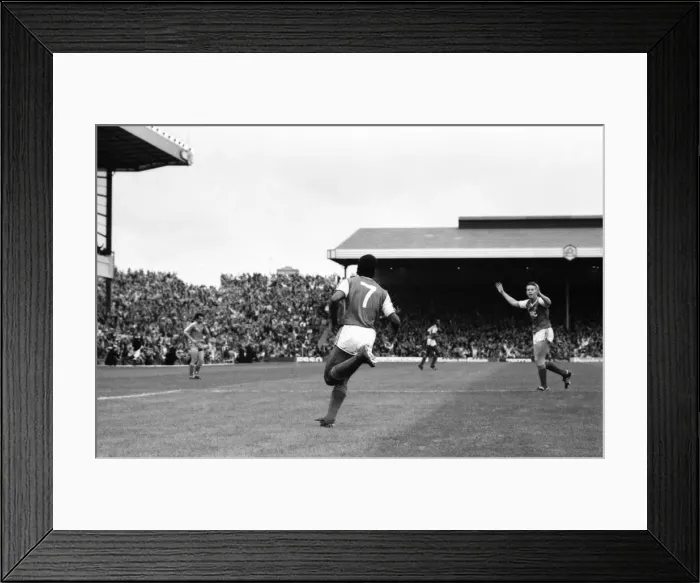 Framed Print : Arsenal 3 v. Chelsea 1. Division One Football. October 1986 LF20-14-078