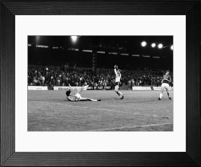 Framed Print : Charlton 0 v. Arsenal 2. Division One Football. November 1986 LF20-20-028