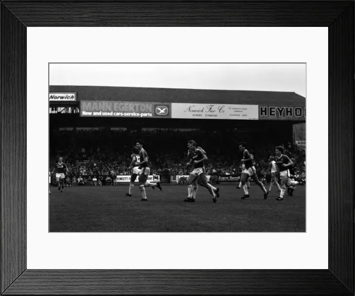 Framed Print : Arsenal 3 v. Chelsea 1. Division One Football. October 1986 LF20-14-086 Framed Print : Arsenal 3 v. Chelsea 1. Division One Football. October 1986 LF20-14-086