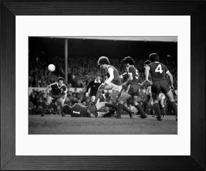 Framed Print : Division One Football 1980 / 81 Season. Arsenal v Everton, Highbury Framed Print : Division One Football 1980 / 81 Season. Arsenal v Everton, Highbury