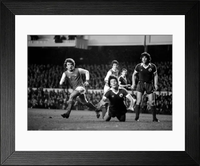 Framed Print : Division One Football 1980 / 81 Season. Arsenal v Everton, Highbury Framed Print : Division One Football 1980 / 81 Season. Arsenal v Everton, Highbury