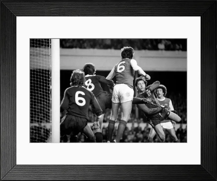 Framed Print : Division One Football 1980  /  81 Season. Arsenal v Everton, Highbury