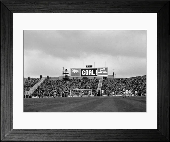 Framed Print : Division Two Football 1980  /  81 Season. Luton v West Ham United, Kenilworth Road