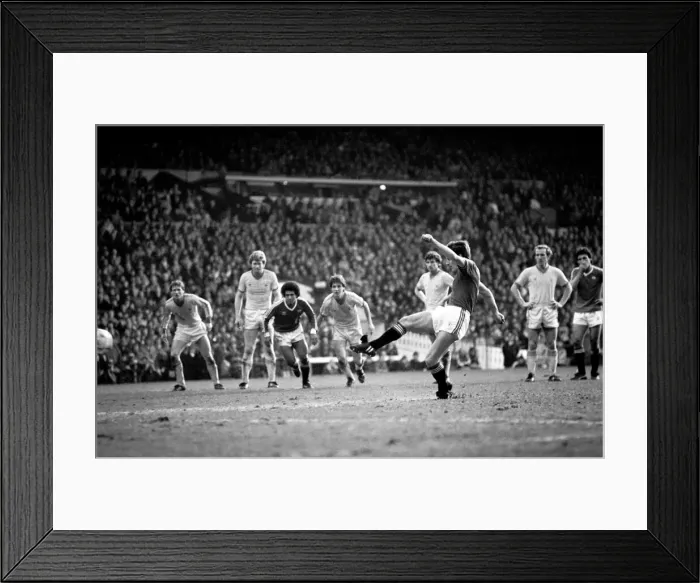 Framed Print : English League Division One match at Old Trafford Manchester United 2 v Nottingham Framed Print : English League Division One match at Old Trafford Manchester United 2 v Nottingham