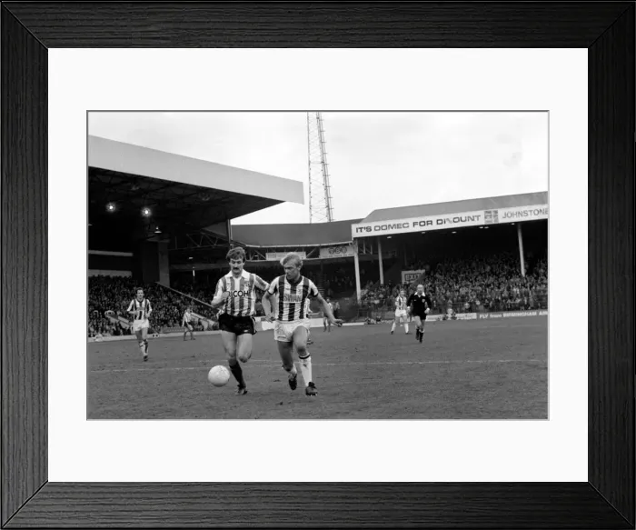 Framed Print : English League Division One match at The Hawthorns, West Bromwich Albion 1 v Stoke City Framed Print : English League Division One match at The Hawthorns, West Bromwich Albion 1 v Stoke City