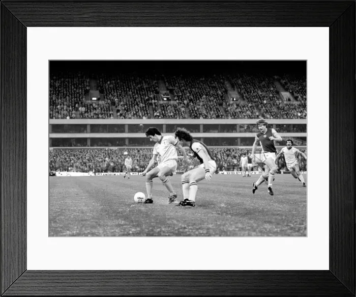 Framed Print : English League Division One match Aston Villa 2 v Liverpool 4 Framed Print : English League Division One match Aston Villa 2 v Liverpool 4