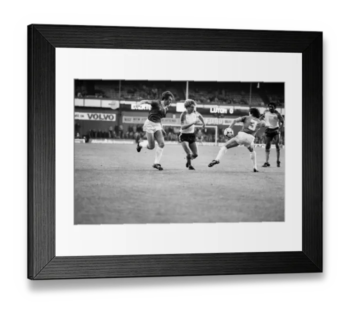 Framed Print : English League Division One match at Goodison Park Everton 5 v Luton Town 0 Framed Print : English League Division One match at Goodison Park Everton 5 v Luton Town 0
