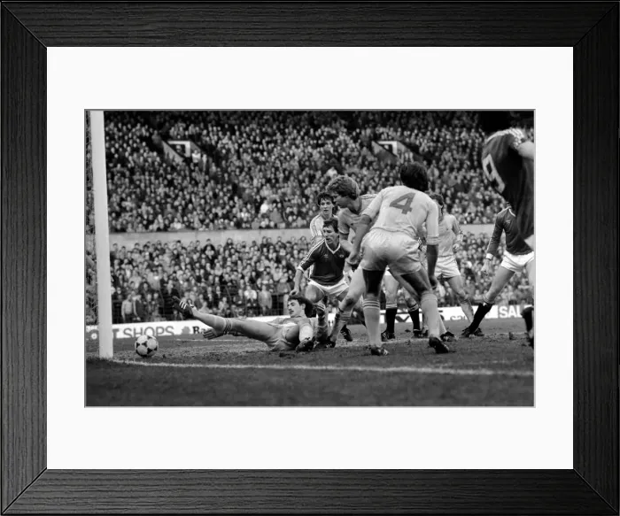 Framed Print : English League Division One match at Old Trafford Manchester United 2 v Nottingham