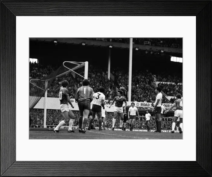 Framed Print : English League Division One match at Goodison Park. Everton 3 v Tottenham Hotspur 1