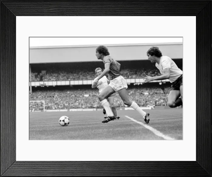 Framed Print : English League Division One match at Goodison Park. Everton 3 v Tottenham Hotspur 1 Framed Print : English League Division One match at Goodison Park. Everton 3 v Tottenham Hotspur 1